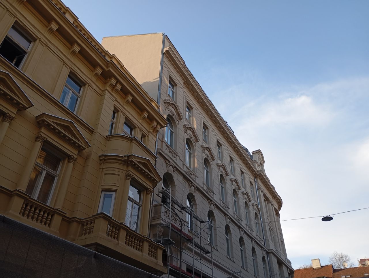 Gundulićeva ulica 2026. godine. Obnovljena pročelja palača na kbr. 2 i 4 (foto Darko Androić 13. ožujka 2026.)